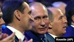 Президент России Владимир Путин (в центре), директор Службы внешней разведки России Сергей Нарышкин (слева) и глава ФСБ Александр Бортников