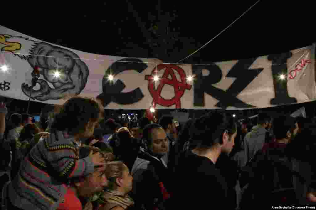 The banner of Carsi, a Besiktas support group. The group, which replaces the letter "A" with an anarchist symbol, espouses left-wing political thought.