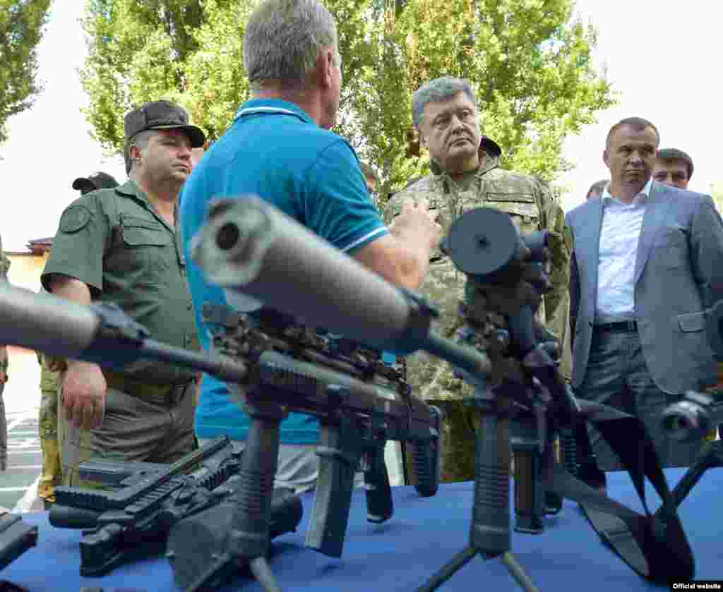 Президент України Петро Порошенко у навчальному центрі Національної гвардії в Нових Петрівцях, 26 липня 2014 року &nbsp;