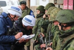 Observatori OSCE luând matricolele militarilor separatiști care se retrag din Zolote lângă Luhansk, 29 octombrie, 2019