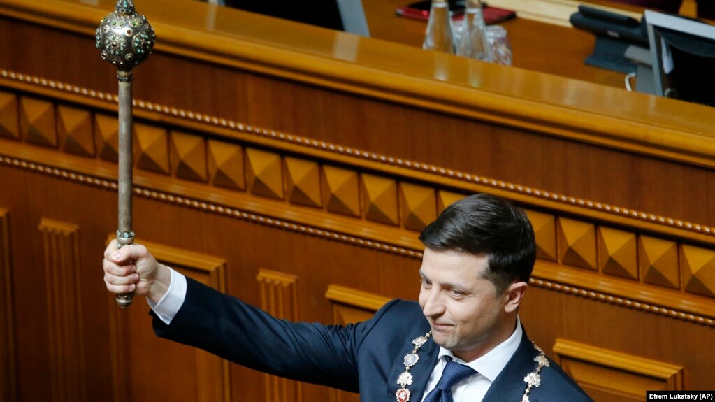 Зеленский Радага қарши. У инаугурацияси вақтида парламентни тарқатиб юборишини эълон қилди