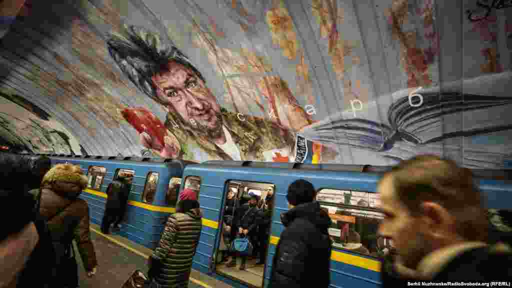 Метрото пристига на прясно изрисуваната метростанция "Осокорки" на 19 декември.