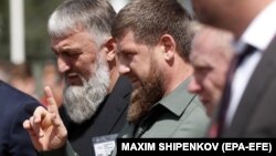 Глава Чечни Рамзан Кадыров (в центре)