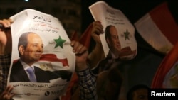 сторонники Абделя-Фаттаха ас-Сиси празднуют его победу на площади Тахрир в Каире 