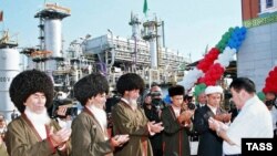 Президент Туркменистана Сапармурат Ниязов вместе с представителями духовенства и совета старейшин молится на открытии нефтегазового месторождения. Сентябрь 2005 года.