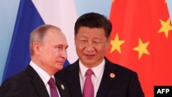 Hytaýyň prezidenti Şi Jinping (sagda) we rus prezidenti Wladimir Putin.