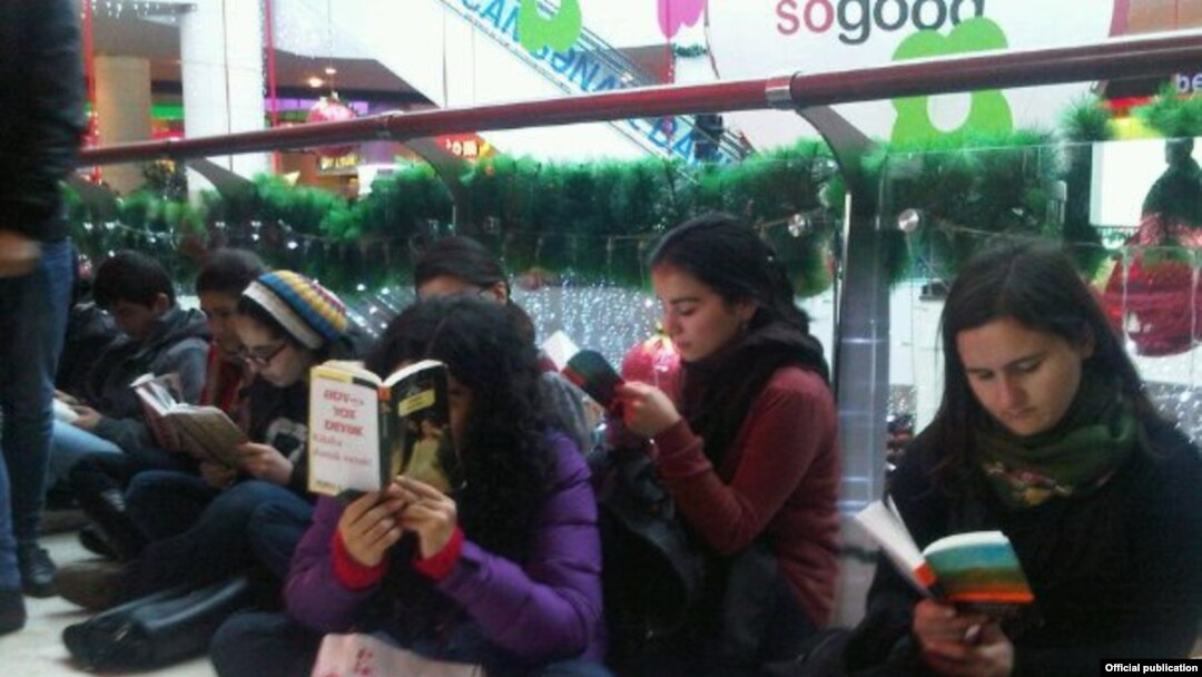 Park Bulvarda kitab oxuyan gənclər