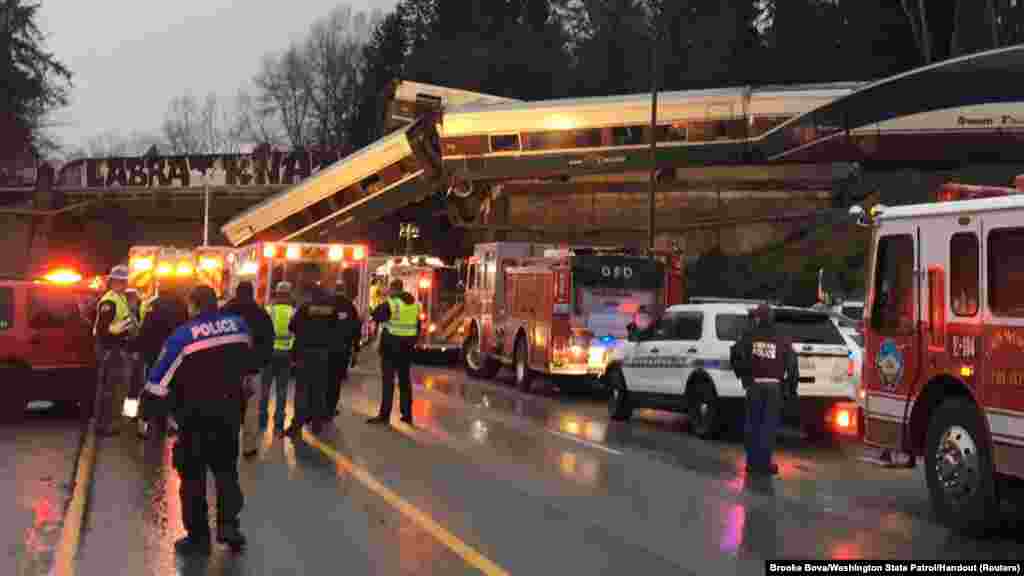 САД - Најмалку три лица загинале кога патнички воз излетал од надвозник и паднал на автопат јужно од Сиетел, во американската држава Вашингтон, соопштија локалните власти. Се стравува дека бројот на жртвите би можело да биде поголем. Возот се движел со брзина од 130 километри на час кога дошло до несреќата. Во него имало 78 патници и пет членови на екипажот. Надлежните работат на утврдување на причините за несреќата.