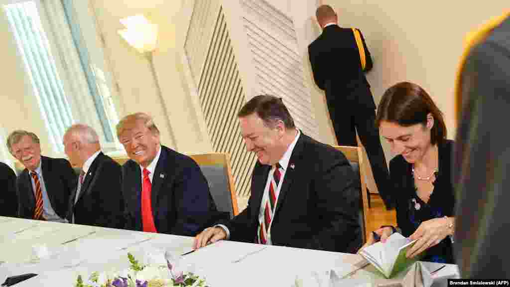 РУСИЈА / САД - РУСИЈА / САД - Советничката на американскиот претседател Доналд Трамп, Фиона Хил беше во Москва на средба со неколку руски официјални лица меѓу кои и помошникот во Кремљ Јури Ушаков, изјави портпаролот на Кремљ Дмитри Песков. Тој изјави дека Хил со руските претставници разговарале за билатерални прашања, но не разговарале за потенцијалниот состанок меѓу рускиот претседател Владимир Путин и Трамп. Оваа информација доаѓа во период кога се очекува објавувањето на конечниот извештај од американското Министерство за правда на специјалниот советник Роберт Мулер за истрагата за руското мешање во американските претседателски избори.