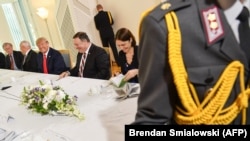 Fiona Hill 2017-ci ildə Helsinkidə ABŞ prezidenti Donald Tramp və ABŞ dövlət katibi Mayk Pompeonun yanında.