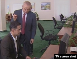 Өзбекстан президенті Ислам Каримов интернет-кафеде отырған адаммен сөйлесіп тұр. Өзбекстан, 8 қараша 2011 жыл.