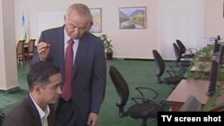 Президент Узбекистана Ислам Каримов во время визита в Кашкадарию беседует в одном из интернет-клубов с посетителем. 