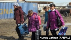 Школьники возвращаются домой после уроков. Алматинская область, март 2012 года. Иллюстративное фото.