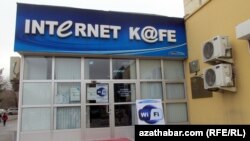 Aşgabatdaky internet kafe