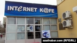 Aşgabatda bir Internet kafe. Arhiw suraty