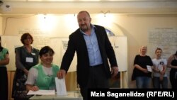 Георгий Маргвелашвили проголосовал на одном из избирательных участков в мажоритарном округе Мтацминда