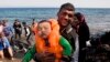 Мужчина с ребенком перебрался в Грецию из Турции 25 сентября 2015 г.