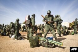 Малийские пехотинцы готовятся сесть во французский транспортный самолет