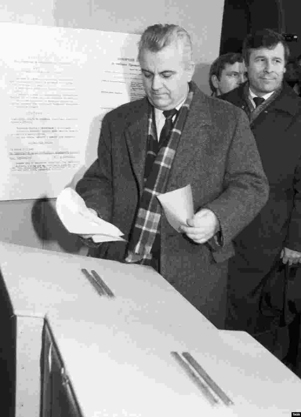 Kravchuk casts his vote in Kyiv. Kravchuk would receive 61.6 percent of the votes and become Ukraine&#39;s first president. He was followed by Chornovil with 23.3 percent. &nbsp; &nbsp;