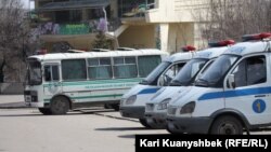 Концерт өткен Абай ескерткішінің алдында тұрған полиция көліктері. Алматы, 24 наурыз. 2012 жыл.