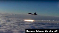Un avion de luptă rus SU-30 lansînd o rachetă în timpul recentelor manevre militare din Rusia