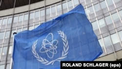 Флаг Международного агентства по атомной энергии (МАГАТЭ) у штаб-квартиры в Вене.