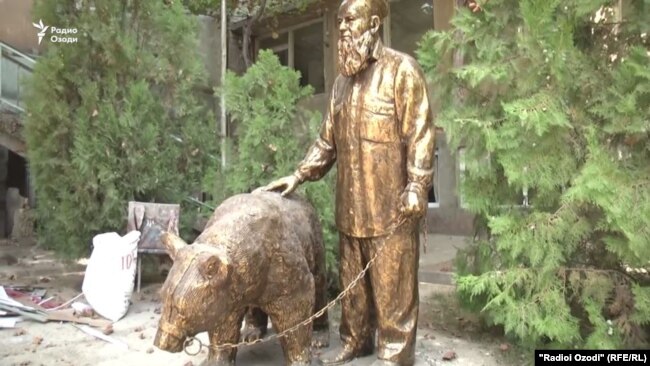Скульптура деда Талабшо и его медведицы будет установлена в Душанбе после разрешения мэрии
