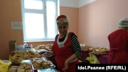 Продажа продуктов на избирательном участке в день выборов президента России.