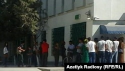 Люди в очереди у банкомата в Ашгабате.