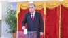 Президент Таджикистана Эмомали Рахмон проголосовал на избирательном участке №15 столичного района Сомони. 1 марта 2002 года.