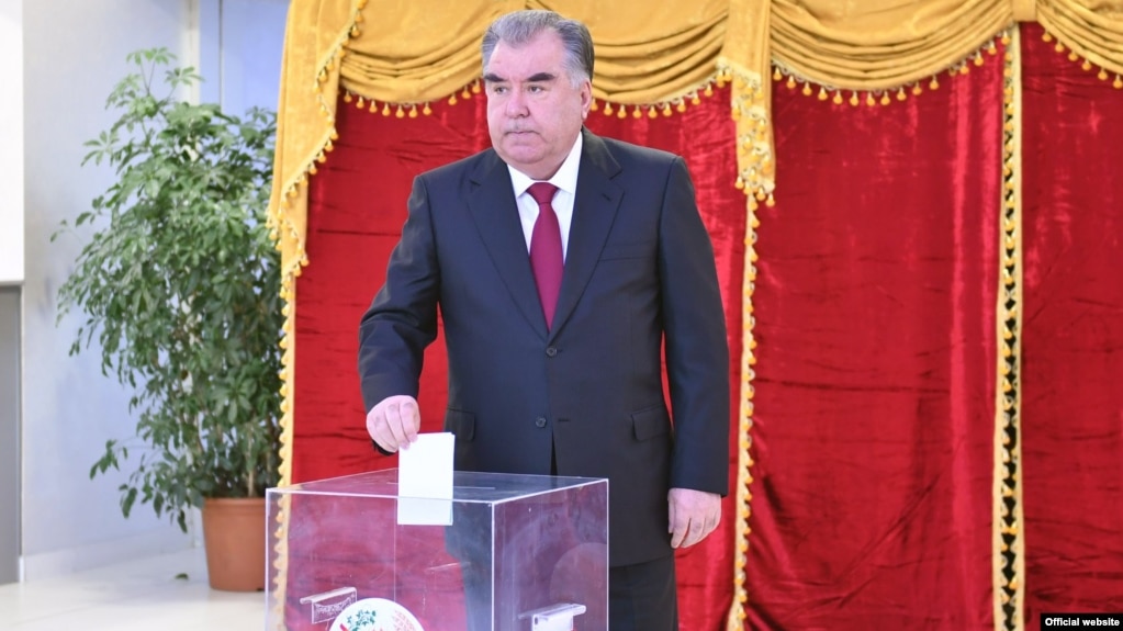 Эмомали Рахмон голосует на парламентских выборах в Таджикистане. Март 2020 года. Фото пресс-службы президента Таджикистана