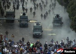 Загони спецпризначення МВС відтісняють супротивників президента на площі Тахрір у Каїрі, 23 листопада 2012 року