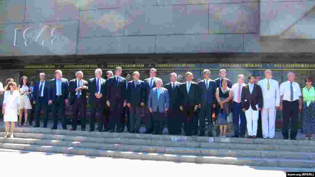 Французские сенаторы в полном составе у подножия Мемориала героической обороны Севастополя