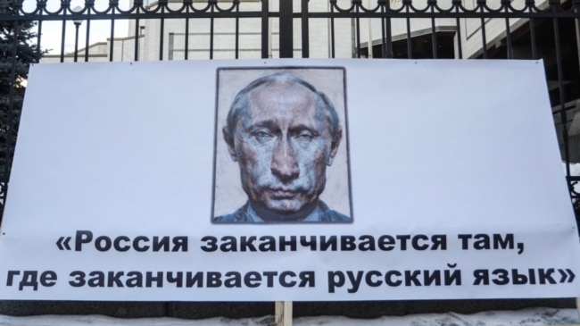 Під час пікету Конституційного суду України, який тоді розглядав справу щодо конституційності «мовного закону Ківалова-Колесніченка». Київ, 26 січня 2017 року. (В кінцевому результаті КСУ в лютому 2018 року скасував «закон Ківалова-Колесніченка»)