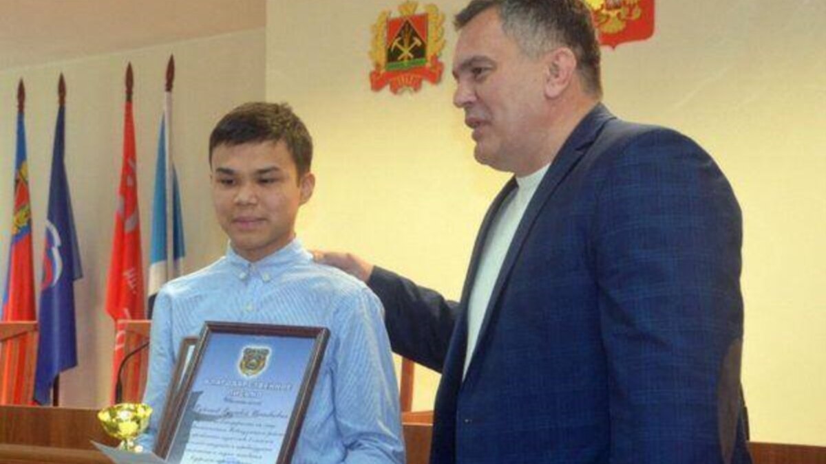 Новокузнецк: подростка наградили за спасение пассажиров автобуса