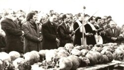 Черепа жертв сталинских репрессий со массового захоронения в урочище Демьянов Лаз возле Ивано-Франковска. Фото 1989 года