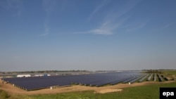 A Deutsche Eco napelempark napelemtáblái a volt katonai repülőtéren Köthenben, Németországban 2011. szeptember 2-án