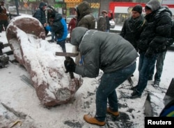 Leninin Kiyevdə uçurulmuş heykəli, 9 dekabr 2013