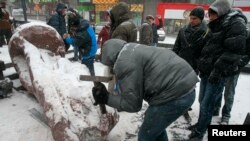 Käbir protestçiler sowet döwletini esaslandyryjy Wladimir Leniniň ýadygärligini ýykdylar.