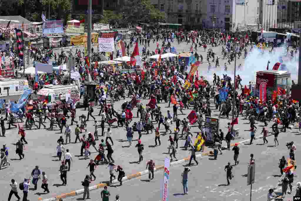 Поліція виганяє демонстрантів із площі Таксім у Стамбулі, 11 червня 2013 року