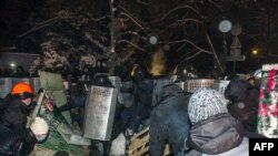 Pamje nga përleshjet e policisë dhe protestuesve në Kiev 