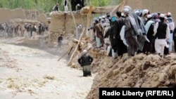 Flood victims in northern Afghanistan's northern Sar-e Pol Province battled the elements and complained of poor aid distribution on May 14.