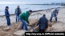 На євпаторійському пляжі знайшли стародавню могилу 