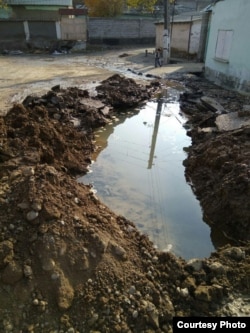 В Янгиюльском районе Ташкентской области прорвало магистральную трубу.