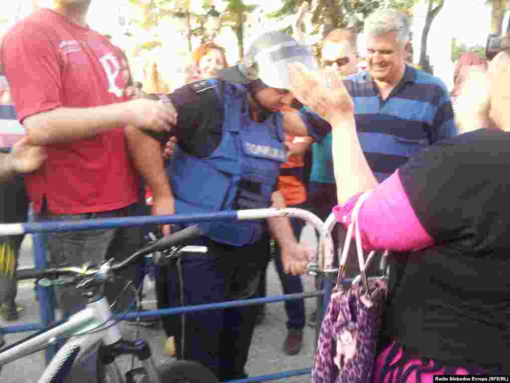 Macedonia - One policeman left korodonot the Government opened the iron fence which is surrounded Government and let the protesters from entering the yard.