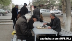 Aşgabadyň köpgatly ýaşaýyş jaýlarynyň howlusynda küşt oýnap oturan pensionerler (arhiw suraty)