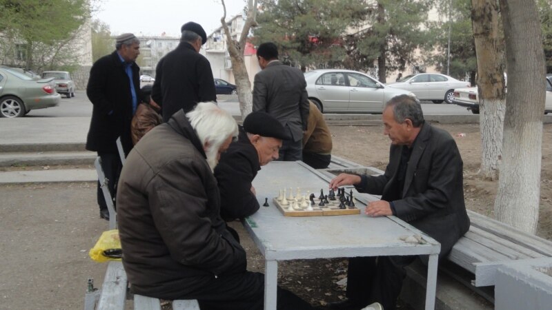 Türkmenistanda pensiýany almak ýene kynlaşdy, bank kartlaryny täzelemek talap edildi