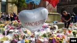 Площа Святої Анни в центрі Манчестера, де вшановують жертв недавньої атаки, Великобританія, 24 травня 2017 року