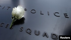 Белая роза на Мемориале жертвам теракта 11 сентября 2001 года в Нью-Йорке, в знак скорби по полицейским, убитым в Далласе