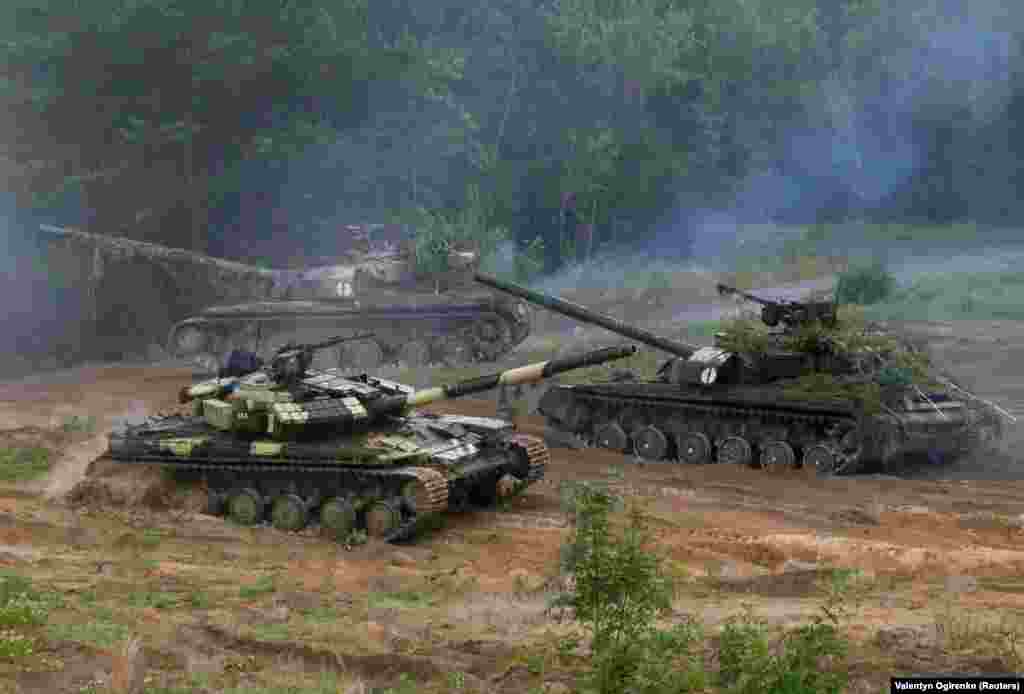 Українські танки Т-64 під час військових навчань резервістів на полігоні біля села Гончарівське на Чернігівщині, 22 червня 2016 року